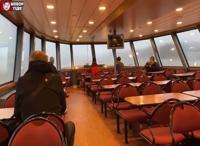 Video :A wave smashes the boat glass, causing terror